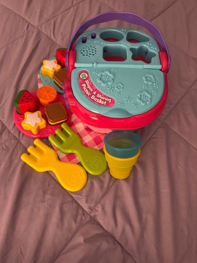 Leapfrog Shapes & Sharing Picnic Basket