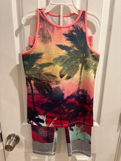 SO 2 piece workout set- sleeveless dry fit top with matching capris 7-8