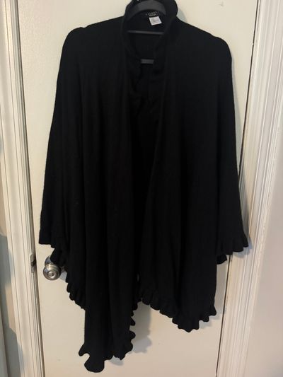 Womens One Size Talbots Made in Italy 100% Merino Womens One Size Talbots Made in Italy Merino Wool. Small hole Women's - L