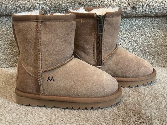 Mykos zip up boot Size 10c. Faux fur lined. Excellent condition. SFPF home 10 (Lil' Kid)