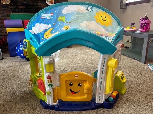 Fisher price Three languages, laugh and learn smart house, has all pieces