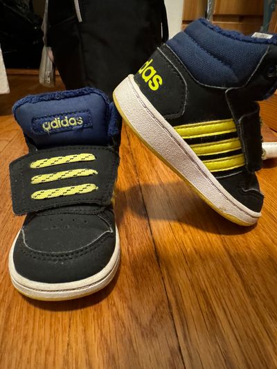 Adidas Hoops fuzzy inside sneakers 6 (Toddler)