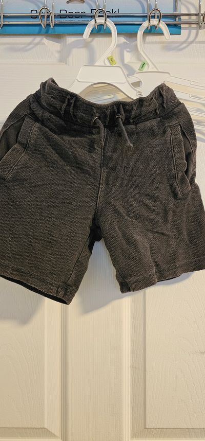 Cat & Jack Excellent condition Boys cotton shorts functional side packetss 7-8