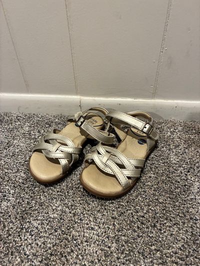 Stride Rite silver sandal Silver Velcro sandal excellent condition 9-1/2 (Lil' Kid)