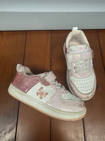 First Steps. Sneakers, fronts are a lil dirty First Steps. Sneakers, fronts are a lil dirty But can be cleaned 8 (Lil' Kid)
