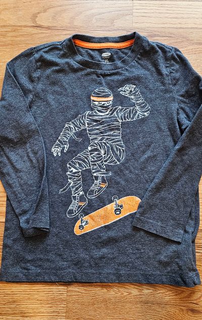 Old Navy Great condition size 6-7 long sleeves graphic shirt 6T/6
