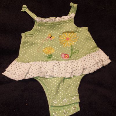Little me size 9 months Green and white ruffle romper w snap bottom 6-9 Months