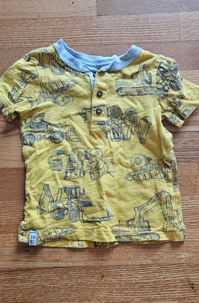 Carter's Like new Boys 2T T-shirt feature Construction Machines graphics 2T