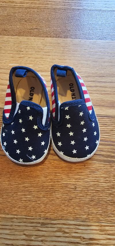 Old Navy BNWOT infant shoes size 3-6M feature American flag symbol 2 (Infant Shoe)