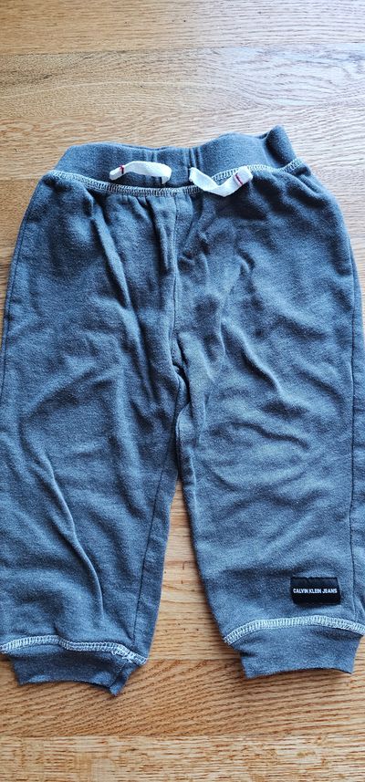 Calvin Klein Jeans Boys sweatpants w/ elasticized waist in excellent condition 24 Months