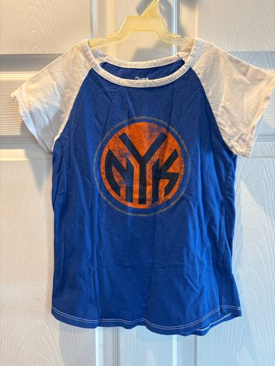 NBA Size 8 New York Knicks shirt sleeve tee shirt 7-8