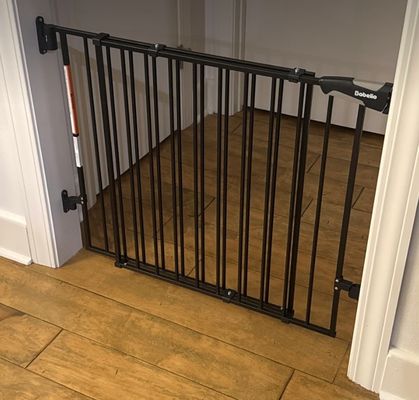 New Babelio Baby Pet Gate 26-43 in. wide 28in tall Hardware Installation only. comes with all hardware