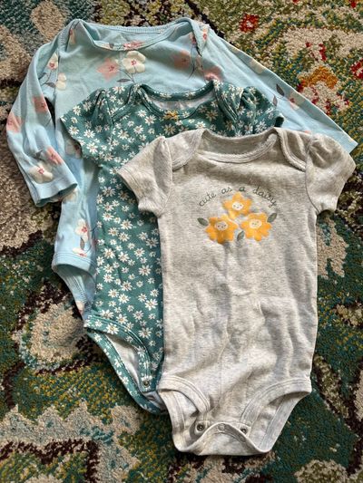 Carters 9 month onesie lot 3 onesies in great condition. SFPF home 9 Months