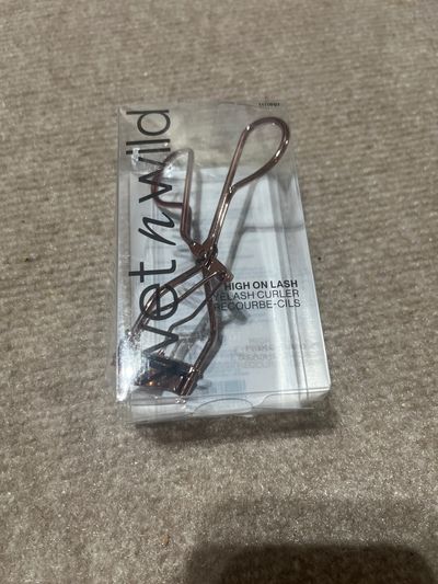 Wet n Wild New rose colored eyelash curler