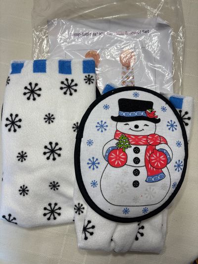 NEW - Kitchen mitt and towel set Snowman