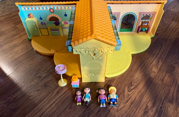 Dora Playhouse & figures