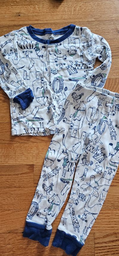 Carter's Cute animals graphic snug fit PJ set in excellent condition 2T