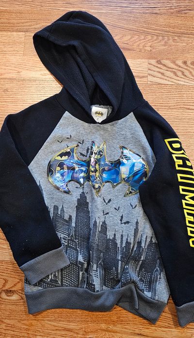 Batman It fits 6-7 yrs old boys good condition comfortable and warm 6T/6