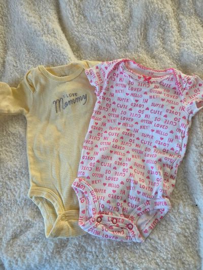 2 Carters Onesies size 3m 1 long sleeved and 1 short sleeved 3 Months