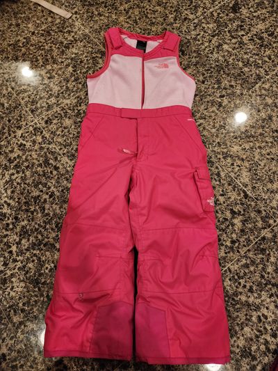 The North Face pink insulated girls' snow bibs. The North Face pink insulated girls' snow bibs. 4T