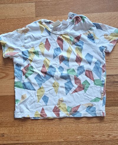 Zara Baby Boy T-shirt feature playful kites graphics in excellent condition 3T