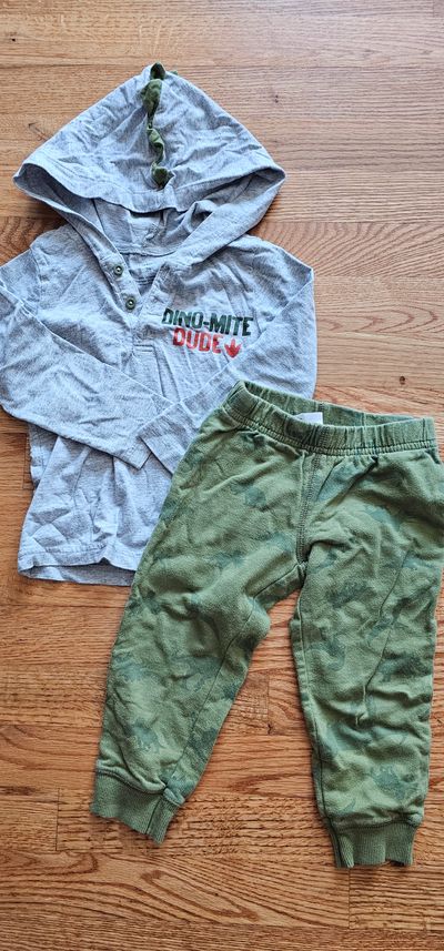 Carter's Fun 2 pieces set spikes on the hoodie n dinosaur graphic on pants 2T
