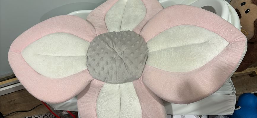 Unknown Pink and gray flower bath for sink