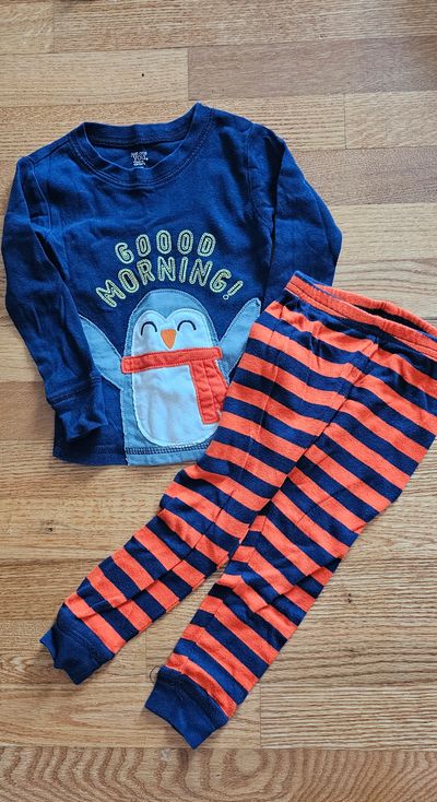 Carter's Cute Penguin graphic snug fit PJ in excellent condition 2T