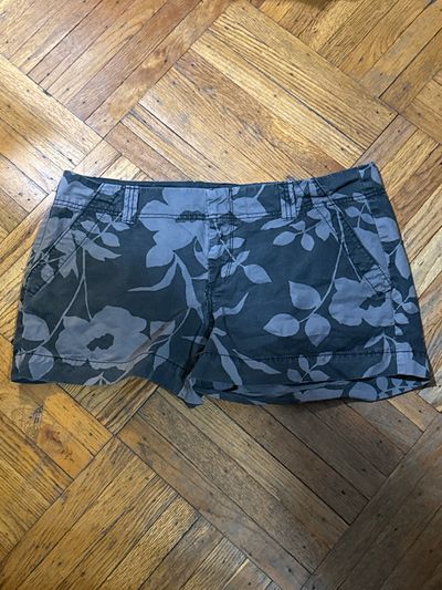 Old navy black and gray flower shorts khaki 3 inches Junior XL - 12
