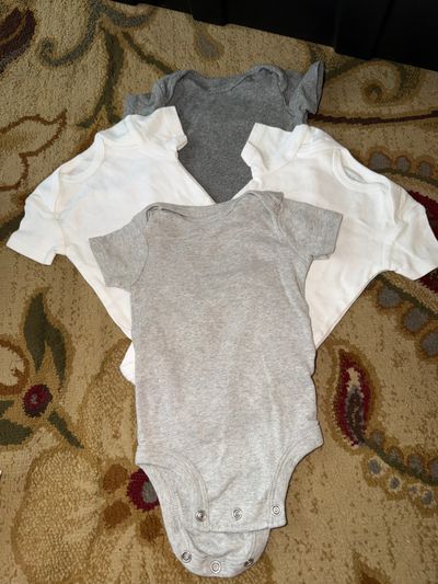 Carters Set of 4 Carters short sleeve onesies 2 0-3 Months