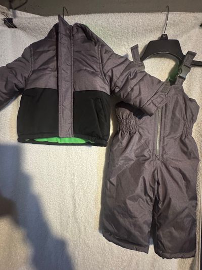 Carters baby boy 2 piece snowsuit set Carters baby boy 2 piece snowsuit set jacket and snowpants. 12 mo 12 Months