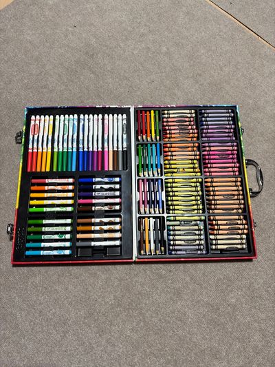 Crayola Art carry case. Missing black marker crayon. 2 broken crayons