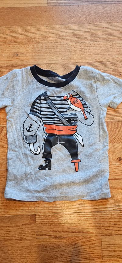 Carter's Like new Pirate graphic Tshirt size 4T but it run small like 3T 4T