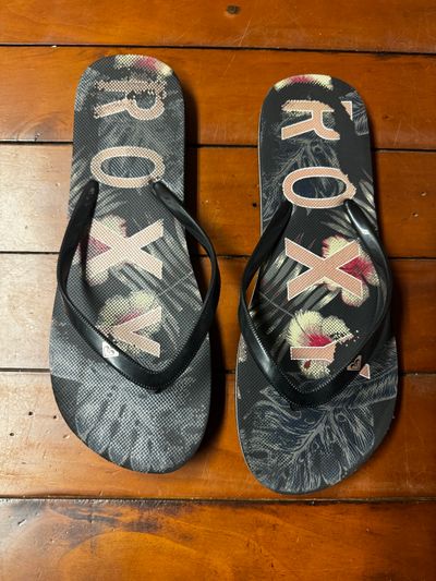 Roxy Flip Flops size 8-9 Roxy Flip Flops size 8-9 8-1/2 (Adult)
