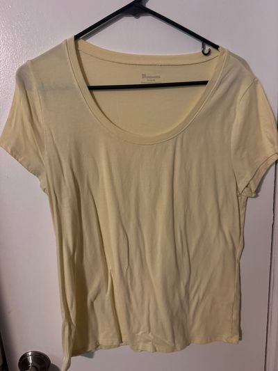 No Boundaries Womens yellow tshirt Women's - XL