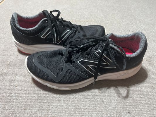 New Balance Black sneaker lightweight EUC 9-1/2 (Adult)