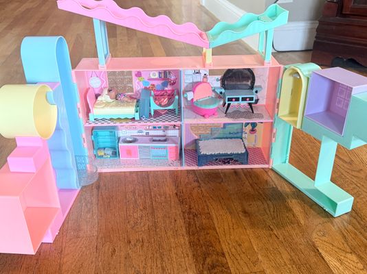 lol doll house Will come with accessories in the picture