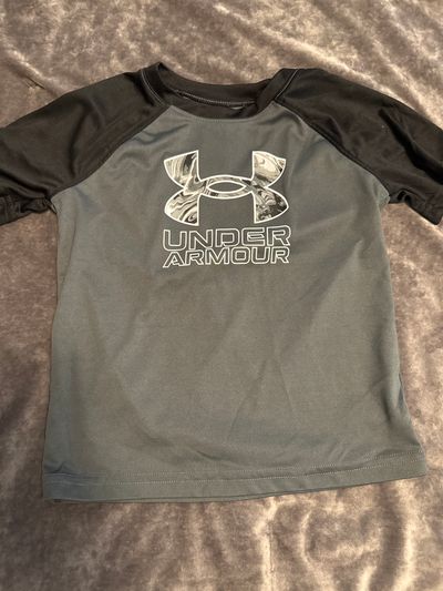 Under Armour Moisture wick Tshirt 4T
