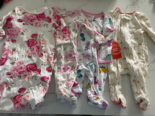 N/a 3 sleepers, 1 night gown 0-3 Months