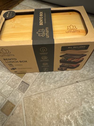 Brand new umami bento lunchbox wood 40 ounces For utensils, two adjustable dividers & sauce jar