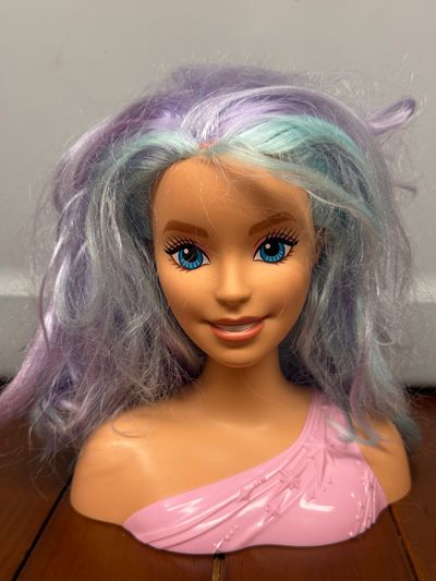 Barbie head to brush and do her hair Barbie head to brush and do her hair