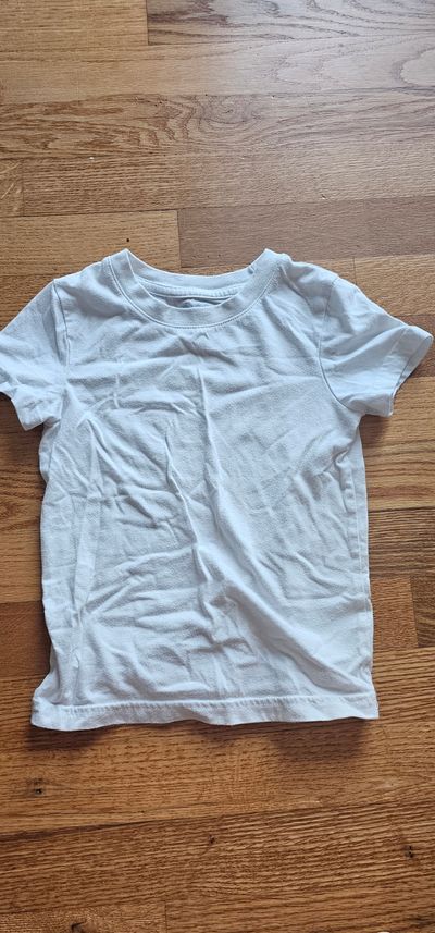 Cat & Jack Boys 3T classic white Tshirt in excellent condition 3T