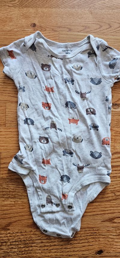 Carter's Boys 18M bodysuit feature cute animals graphic in great condition 18 Months