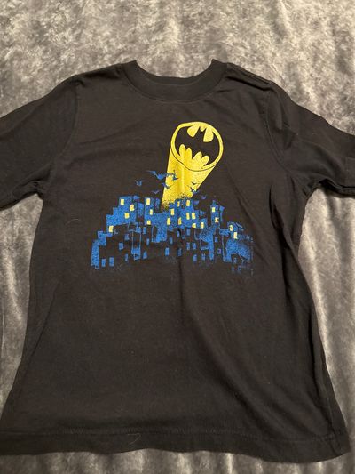 Old Navy Bat signal Batman shirt sleeved tshirt 5T/5