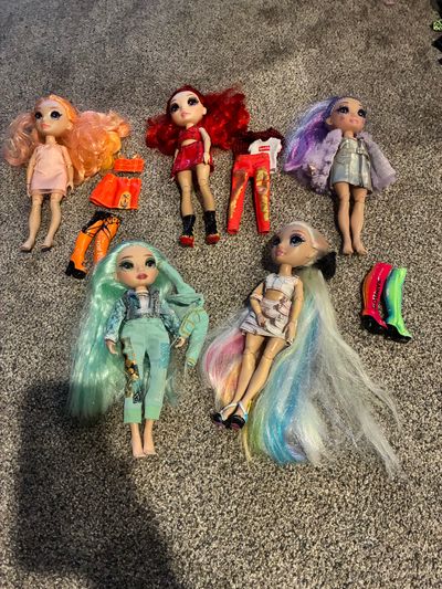 Rainbow High doll set 5 Rainbow High dolls with extra clothes/shoes