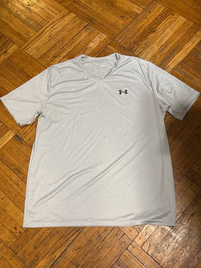 Under armor v neck light gray loose dri fit T shirt Men's - XL