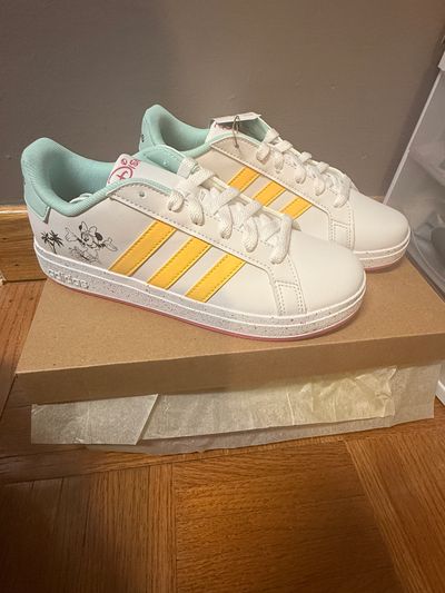 New Disney adidas sneakers sz 5 1/2 Minnie 5-1/2 (Big Kid)