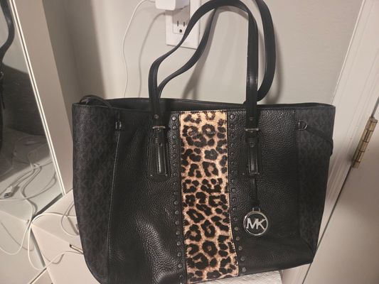 Michael Kors MK Large Tote, comes w/protect bag Black on black print with pop of leopard print lining.