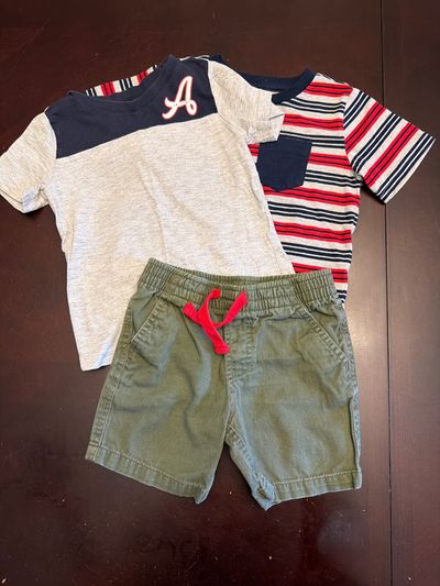 Wonderkids set of two short sleeved tees and Pair of shorts 3T