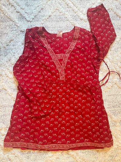 Motherhood maternity 3/4 sleeve top Red print. Excellent condition. SFPF home Women's - S